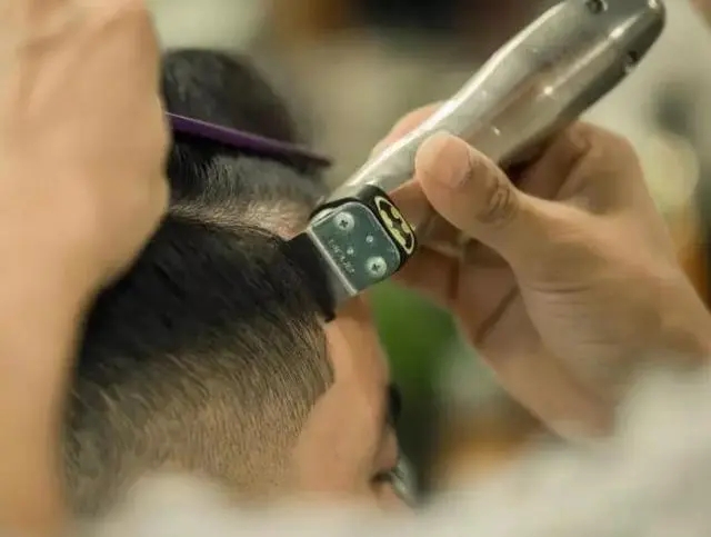 给娃理发是个大难题，让娃不哭不闹很重要！